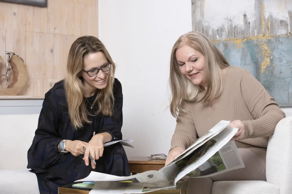 Stiftung Impuls Fit for Jobs - 2 Frauen lesen gemeinsam in der Zeitung